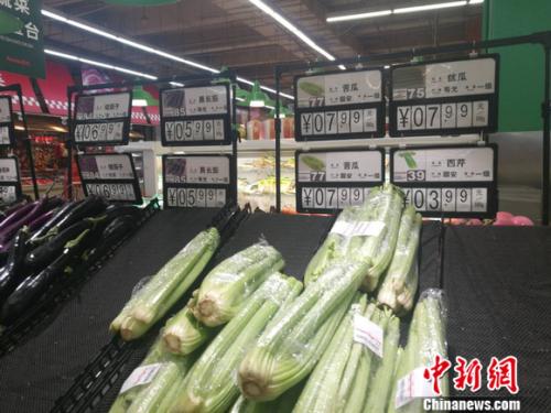 圖為超市里的蔬菜攤。正值晚間，一些菜已被人們買空。 謝藝觀 攝