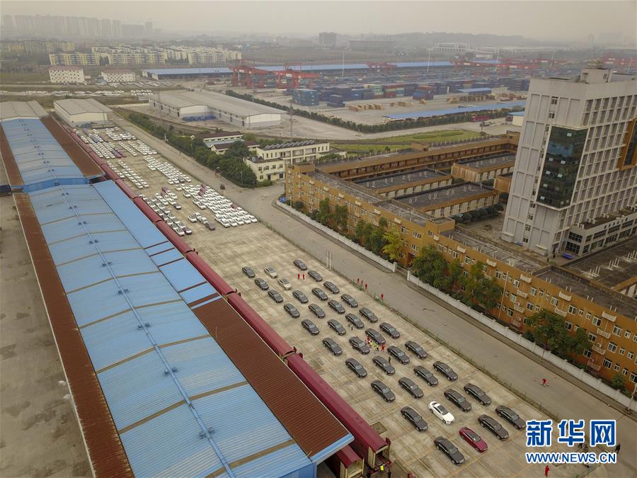 (在習(xí)近平新時(shí)代中國(guó)特色社會(huì)主義思想指引下——新時(shí)代新作為新篇章·圖文互動(dòng))(5)激活新動(dòng)能 崛起新高地 塑造山水城——重慶推動(dòng)高質(zhì)量發(fā)展觀察