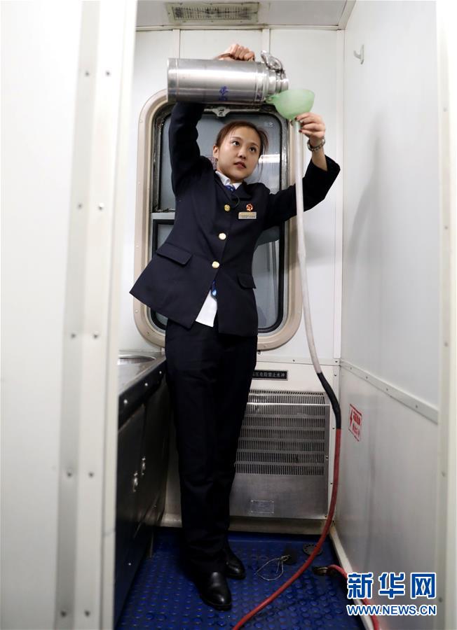 (新春走基層·圖文互動(dòng))(3)“最北列車”上的“守門員”