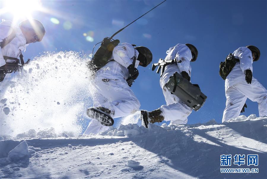 （新華全媒頭條&middot;圖文互動(dòng)）（7）向祖國(guó)報(bào)告：我在戰(zhàn)位守萬家團(tuán)圓&mdash;&mdash;解放軍和武警部隊(duì)新春佳節(jié)備戰(zhàn)執(zhí)勤記事