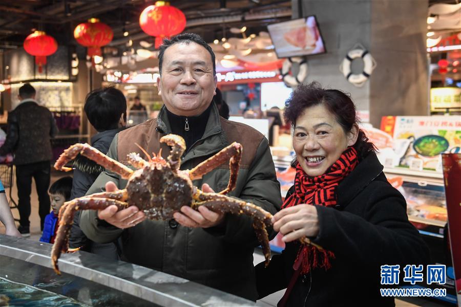 (新華全媒頭條·七樂無窮·春節(jié)·圖文互動(dòng))(2)變化中彰顯中國發(fā)展活力——透視過年方式之變