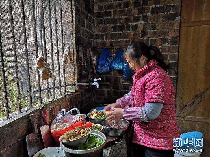 (新春走基層·圖文互動)(2)八平方米“蝸居”變身苗家客棧——苗家“花姐”的脫貧故事