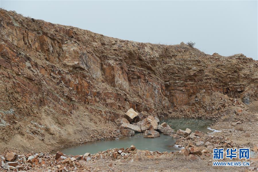 （新華視點&middot;圖文互動）（1）挖掘作業(yè)距漢墓中心僅20米，村民住房出現(xiàn)裂縫&hellip;&hellip;&ldquo;造地&rdquo;如何變挖山？