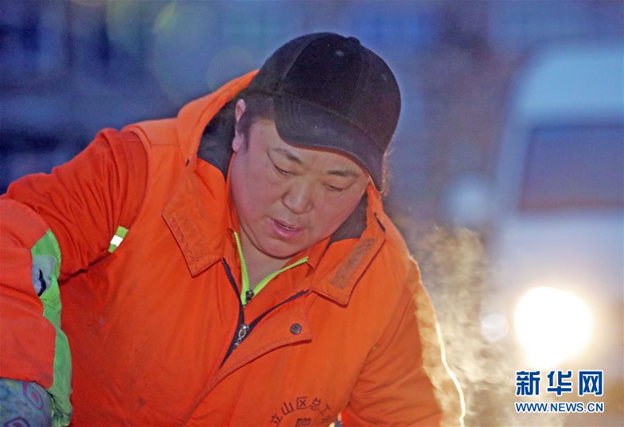 （新春走基層&middot;代表委員履職）（1）馬路牙子上當代表&mdash;&mdash;環(huán)衛(wèi)工人莊艷的履職故事