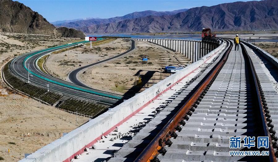 （兩會(huì)前夕看落實(shí)&middot;圖文互動(dòng)）（3）格?；ㄩ_ 幸福路寬&mdash;&mdash;西藏落實(shí)習(xí)近平總書記全國兩會(huì)重要講話精神紀(jì)實(shí)