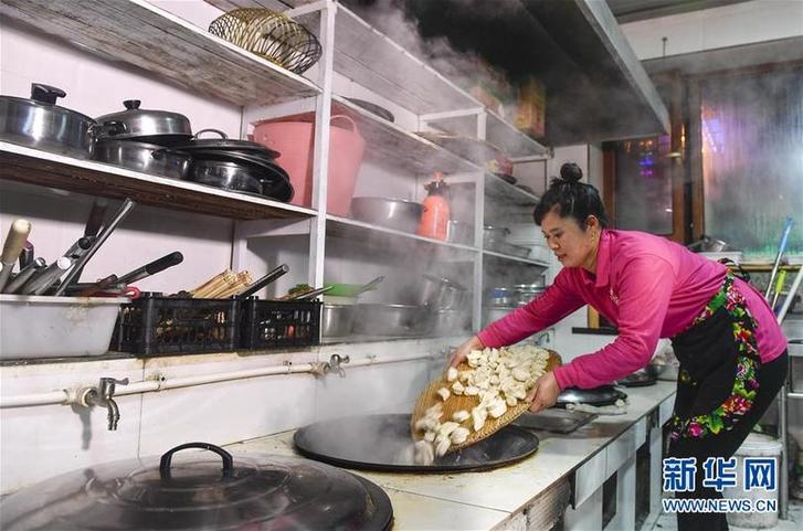 （在習(xí)近平新時代中國特色社會主義思想指引下&mdash;&mdash;新時代新作為新篇章&middot;圖文互動）（6）三年，從無名小屯到聲名遠(yuǎn)播&mdash;&mdash;這個&ldquo;雪鄉(xiāng)&rdquo;是如何做到的？