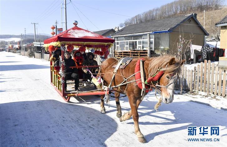 （在習(xí)近平新時代中國特色社會主義思想指引下&mdash;&mdash;新時代新作為新篇章&middot;圖文互動）（4）三年，從無名小屯到聲名遠(yuǎn)播&mdash;&mdash;這個&ldquo;雪鄉(xiāng)&rdquo;是如何做到的？