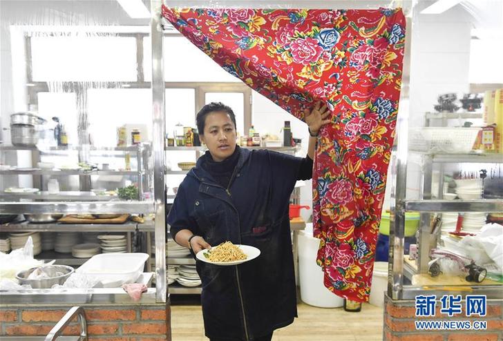 （在習(xí)近平新時代中國特色社會主義思想指引下&mdash;&mdash;新時代新作為新篇章&middot;圖文互動）（5）三年，從無名小屯到聲名遠(yuǎn)播&mdash;&mdash;這個&ldquo;雪鄉(xiāng)&rdquo;是如何做到的？