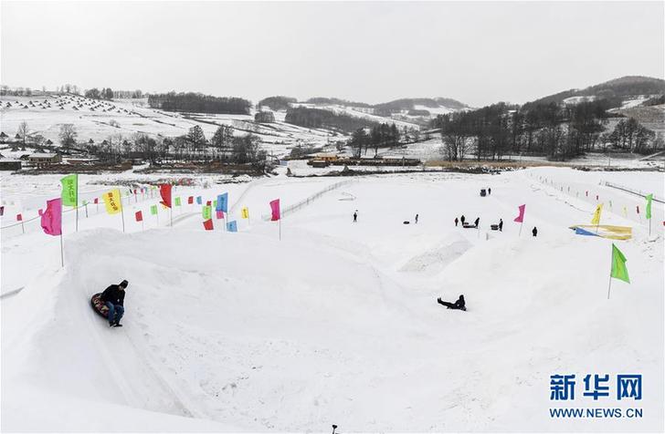 （在習(xí)近平新時代中國特色社會主義思想指引下&mdash;&mdash;新時代新作為新篇章&middot;圖文互動）（3）三年，從無名小屯到聲名遠(yuǎn)播&mdash;&mdash;這個&ldquo;雪鄉(xiāng)&rdquo;是如何做到的？