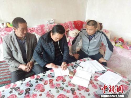 資料圖：圖為扶貧隊(duì)伍進(jìn)貧困戶里，給貧困戶宣講政策。　鐘欣 攝