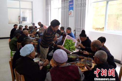 資料圖：社會(huì)福利中心吃飯的老人們。徐學(xué)練 攝。