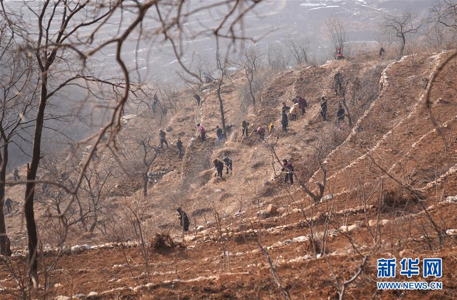 (在習(xí)近平新時代中國特色社會主義思想指引下——新時代新作為新篇章·圖文互動)(2)“困難面前有我們”——太行山革命老區(qū)一個小山村的蝶變