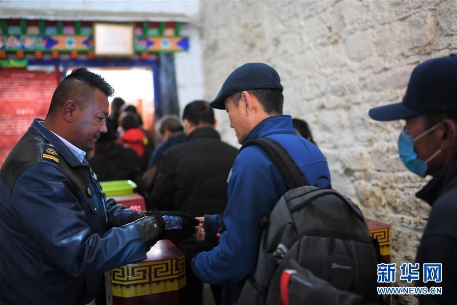 (西藏民主改革60周年·圖文互動(dòng))(5)布達(dá)拉宮守護(hù)者的一天