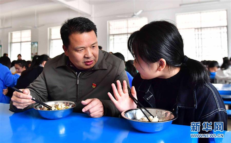 (社會(huì))(2)《學(xué)校食品安全與營(yíng)養(yǎng)健康管理規(guī)定》今日施行