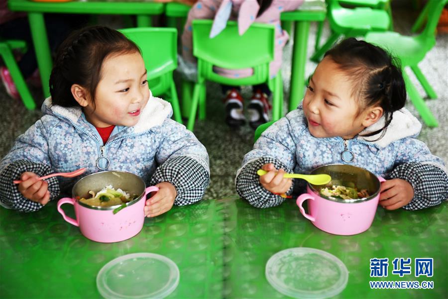 （在習(xí)近平新時(shí)代中國(guó)特色社會(huì)主義思想指引下&mdash;&mdash;新時(shí)代新作為新篇章&middot;圖文互動(dòng)）（8）&ldquo;搬遷到哪里，服務(wù)就延伸到哪里&rdquo;&mdash;&mdash;貴州推進(jìn)易地扶貧搬遷&ldquo;后半篇文章&rdquo; 