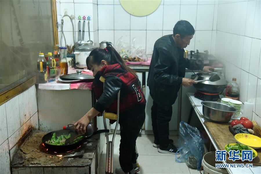 (在習(xí)近平新時(shí)代中國特色社會(huì)主義思想指引下——新時(shí)代新作為新篇章·圖文互動(dòng))(2)腳下有路 心中有志 生命有光——殘疾夫妻“跑贏”脫貧沖刺