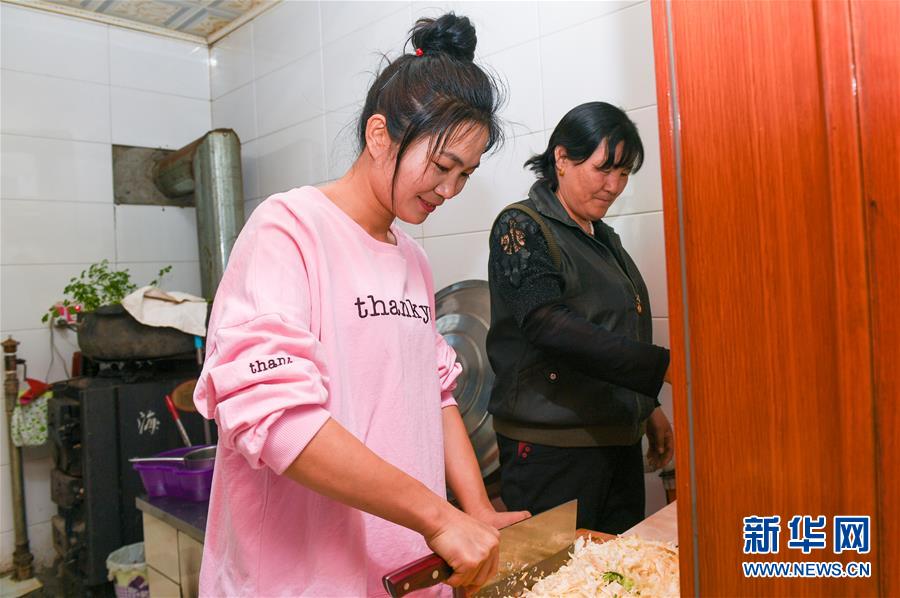 （壯麗70年&middot;奮斗新時(shí)代&middot;圖文互動(dòng)）（2）情同一家，守望相助，共奔小康&mdash;&mdash;內(nèi)蒙古興安盟巴彥敖包嘎查民族團(tuán)結(jié)見(jiàn)聞