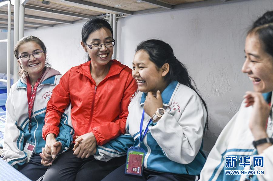 (新華全媒頭條·圖文互動)(5)大漠小城的別樣青春——記內(nèi)地青年學(xué)子扎根新疆且末教書育人