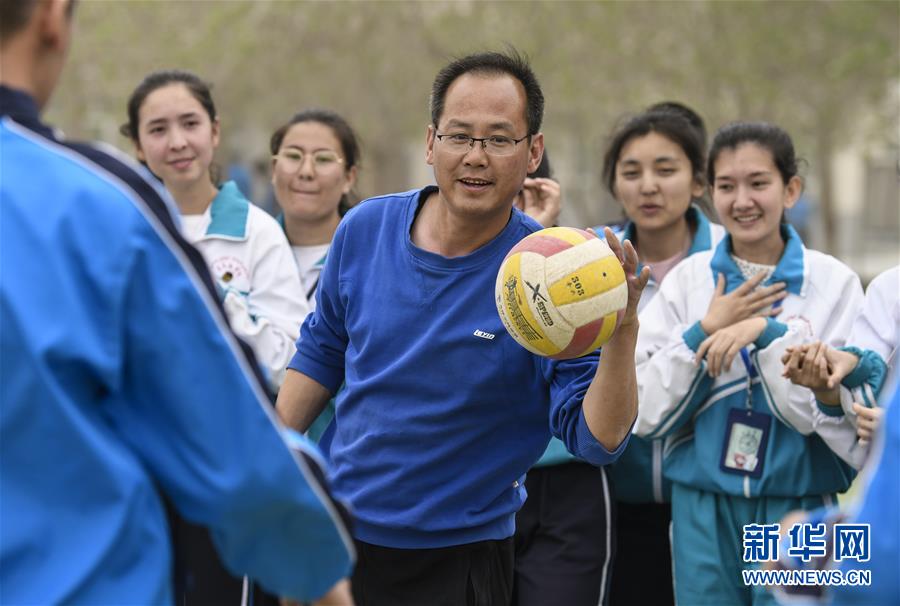 (新華全媒頭條·圖文互動)(6)大漠小城的別樣青春——記內(nèi)地青年學(xué)子扎根新疆且末教書育人