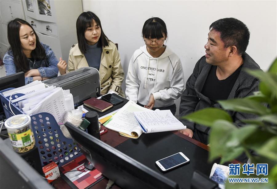 (新華全媒頭條·圖文互動)(7)大漠小城的別樣青春——記內(nèi)地青年學(xué)子扎根新疆且末教書育人