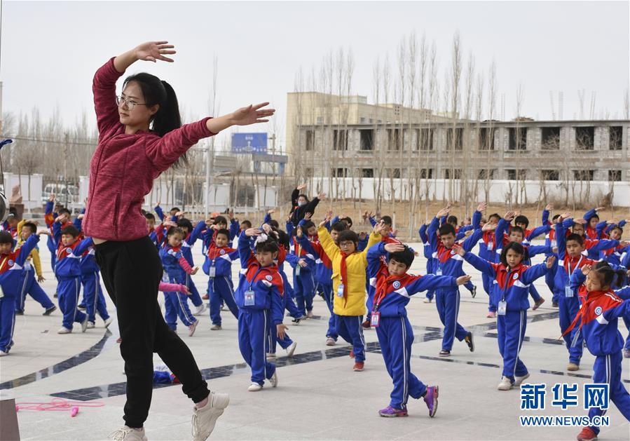 (新華全媒頭條·圖文互動)(8)大漠小城的別樣青春——記內(nèi)地青年學(xué)子扎根新疆且末教書育人