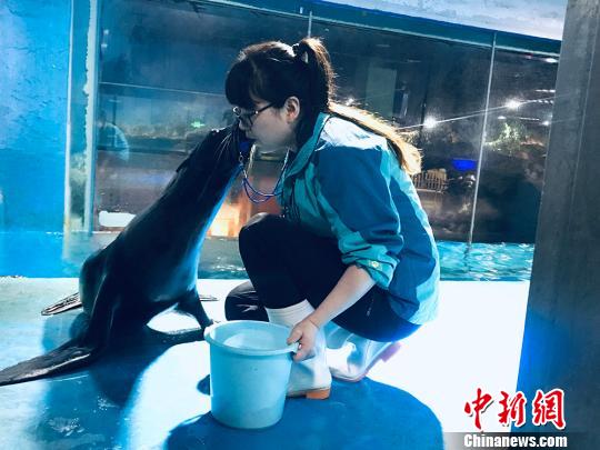 于雅麗與海獅親密瞬間。　艾慶龍 攝