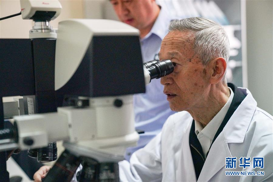 （新華全媒頭條&middot;時(shí)代先鋒&middot;圖文互動(dòng)）（3）傳奇的英雄 無(wú)悔的忠誠(chéng)&mdash;&mdash;記刑偵痕跡檢驗(yàn)專家崔道植