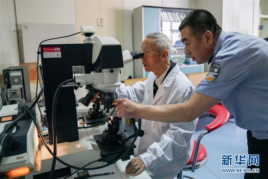 （新華全媒頭條&middot;時(shí)代先鋒&middot;圖文互動(dòng)）（4）傳奇的英雄 無(wú)悔的忠誠(chéng)&mdash;&mdash;記刑偵痕跡檢驗(yàn)專家崔道植