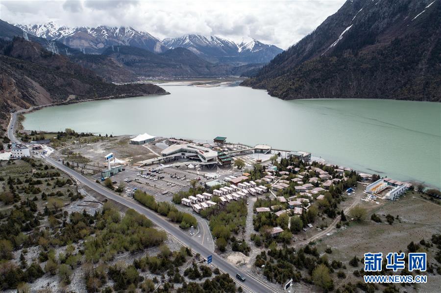 (壯麗70年·奮斗新時代·圖文互動)(3)駛向幸福的“天路”——川藏公路藏區(qū)變遷