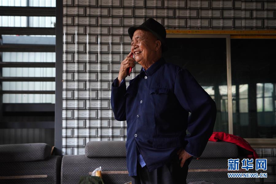 (圖文互動)(2)布朗族老人巖章應(yīng):我從原始社會走來……