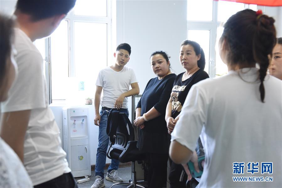 （在習近平新時代中國特色社會主義思想指引下&mdash;&mdash;新時代新作為新篇章&middot;圖文互動）（1）生長在&ldquo;云&rdquo;上的&ldquo;小鎮(zhèn)青年&rdquo;&mdash;&mdash;東北偏遠小城發(fā)展新興產(chǎn)業(yè)吸引年輕人回流