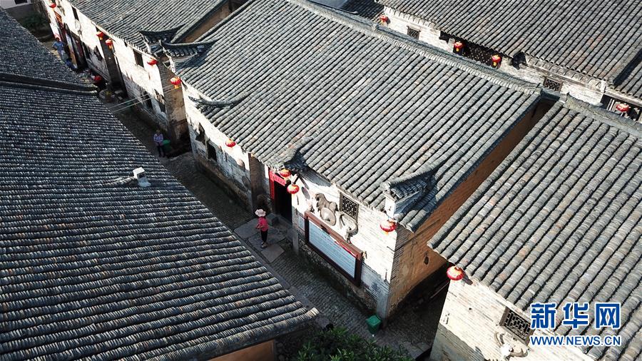 （壯麗70年&middot;奮斗新時(shí)代&mdash;&mdash;記者再走長(zhǎng)征路&middot;圖文互動(dòng)）（8）半條被子折射軍民魚水情