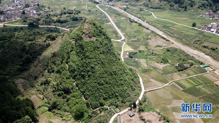 （壯麗70年&middot;奮斗新時(shí)代&mdash;&mdash;記者再走長(zhǎng)征路&middot;圖文互動(dòng)）（1）永恒祭奠：他們，倒在了第二道封鎖線上