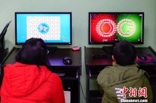 資料圖：圖為兩名兒童檢查視力。賀俊怡 攝