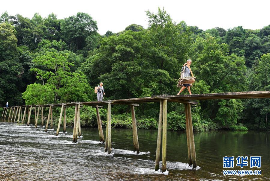（壯麗70年&middot;奮斗新時(shí)代&mdash;&mdash;記者再走長(zhǎng)征路&middot;圖文互動(dòng)）（1）啊，紅軍橋！