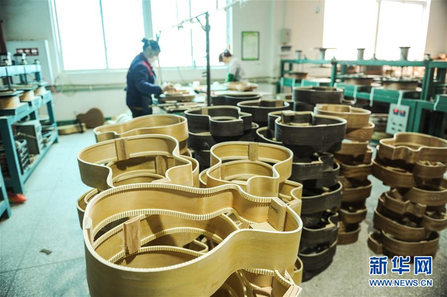 (在習(xí)近平新時(shí)代中國特色社會(huì)主義思想指引下——新時(shí)代新作為新篇章·圖文互動(dòng))(4)貴州正安:吉他奏響發(fā)展“神曲”