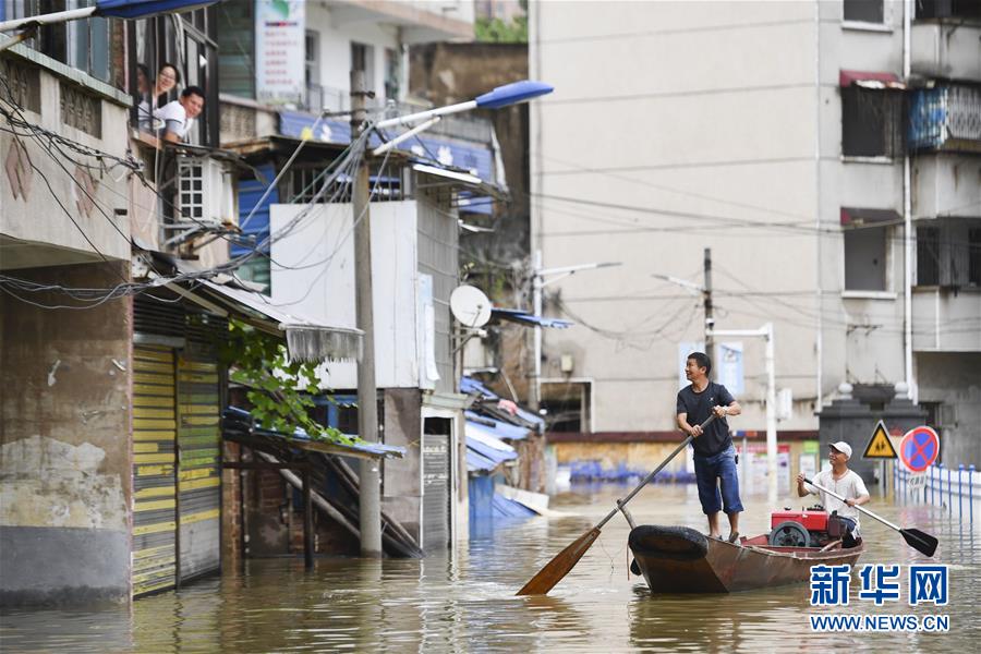 （抗洪搶險&middot;圖文互動）（1）洪水來時，那暖心的民間救援