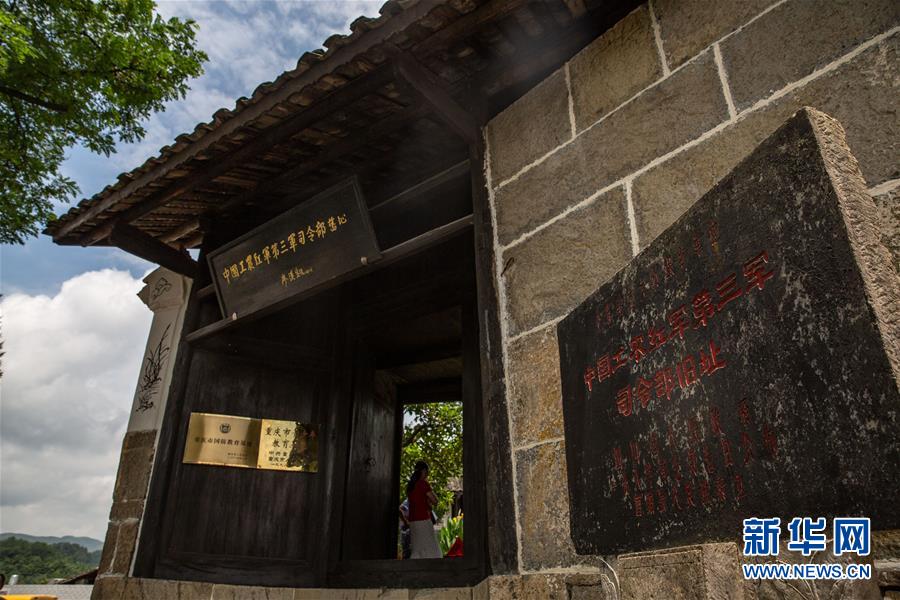 （壯麗70年&middot;奮斗新時(shí)代&mdash;&mdash;記者再走長(zhǎng)征路&middot;圖文互動(dòng)）（1）手捧棉被憶紅軍：走了那么多年，我們都念他們的好