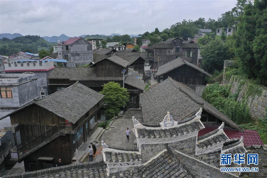 （壯麗70年&middot;奮斗新時(shí)代&mdash;&mdash;記者再走長(zhǎng)征路&middot;圖文互動(dòng)）（3）手捧棉被憶紅軍：走了那么多年，我們都念他們的好