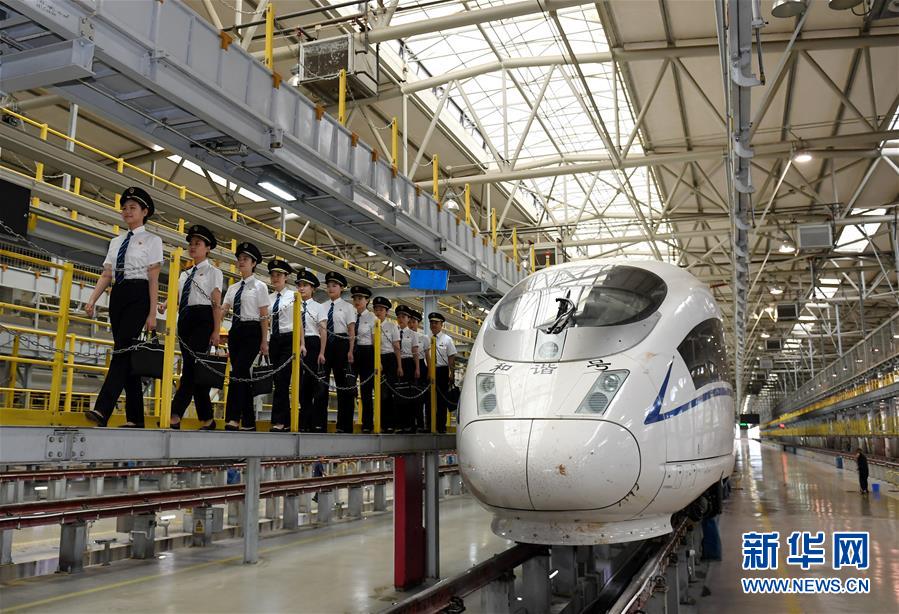 （社會(huì)）（1）國內(nèi)鐵路將迎來首批女動(dòng)車組司機(jī)