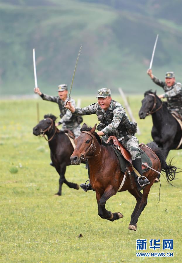 (新華全媒頭條·愛(ài)國(guó)情 奮斗者·圖文互動(dòng))(2)初心不改 紅心向黨——西部戰(zhàn)區(qū)陸軍某旅玉樹(shù)獨(dú)立騎兵連連長(zhǎng)尼都塔生一家四代跟黨走紀(jì)實(shí)
