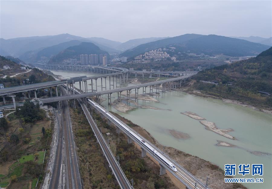 (壯麗70年·奮斗新時代——共和國發(fā)展成就巡禮·圖文互動)(8)治蜀往事激越 興川今朝豪邁——新中國成立70年四川發(fā)展巡禮