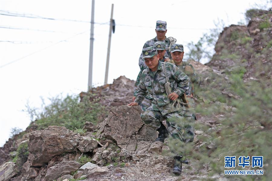 (圖文互動(dòng))(1)高原上的“拴心石”——記某信息通信基地四營五連連長翁春芳