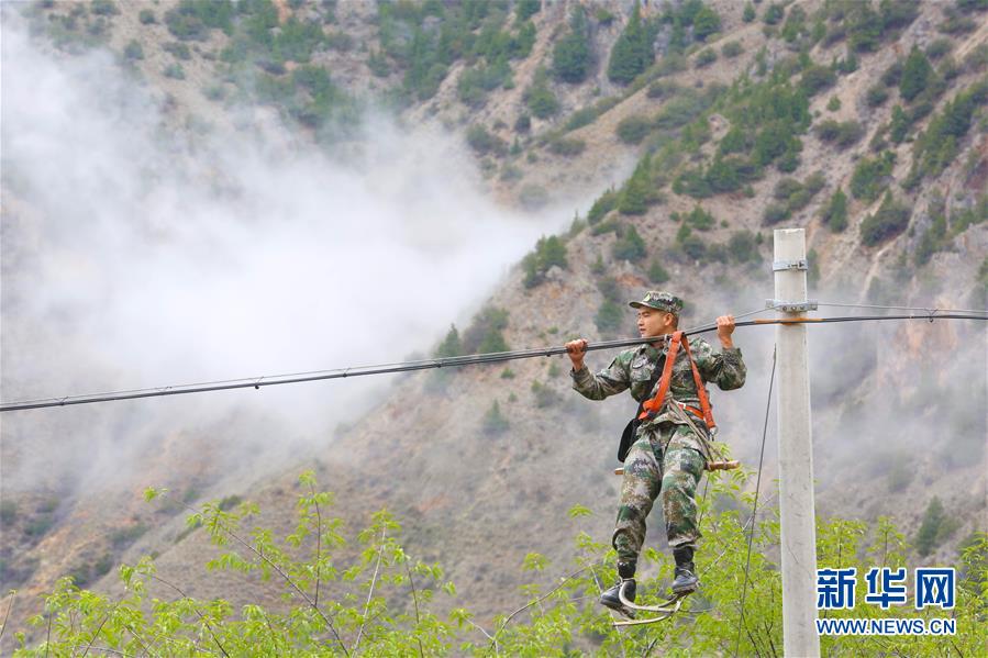 (圖文互動(dòng))(2)高原上的“拴心石”——記某信息通信基地四營五連連長翁春芳
