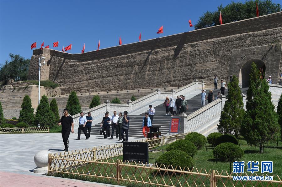 (壯麗70年·奮斗新時(shí)代——記者再走長(zhǎng)征路·圖文互動(dòng))(1)紅旗漫卷西風(fēng)——重訪將臺(tái)堡長(zhǎng)征會(huì)師地