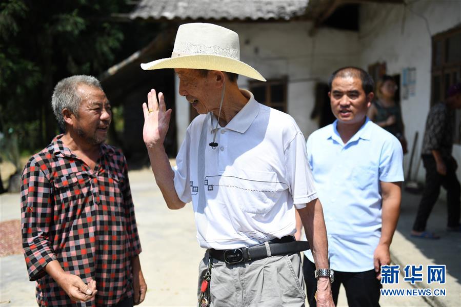 (圖文互動)(1)烏蒙山區(qū)扶貧第一書記背后的“老監(jiān)工”