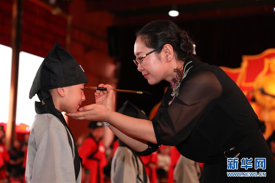 （愛國(guó)情 奮斗者&middot;圖文互動(dòng)）（1）張榮華：立足實(shí)業(yè)闖新路