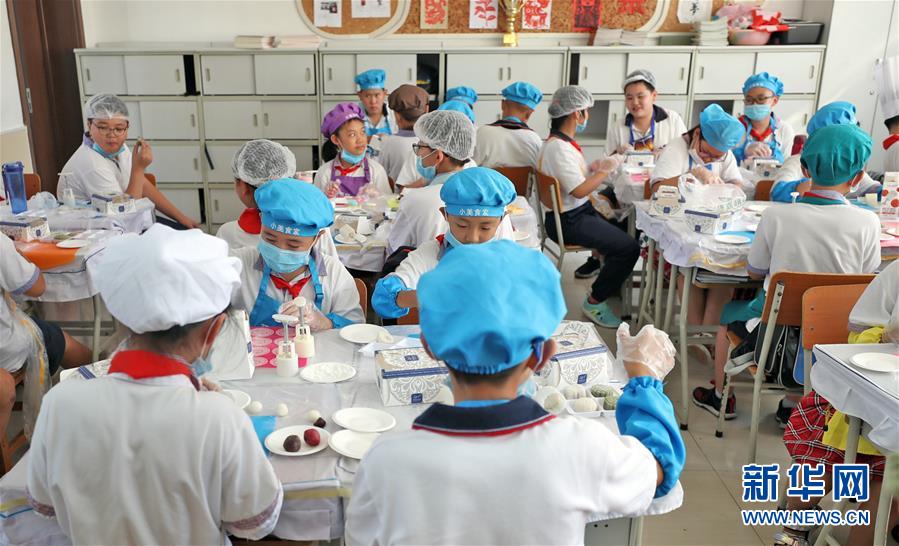 （在習近平新時代中國特色社會主義思想指引下&mdash;&mdash;新時代新作為新篇章&middot;總書記關(guān)心的百姓身邊事&middot;圖文互動）（2）&ldquo;媽媽第一次吃到我做的菜時高興得哭了&rdquo;&mdash;&mdash;中國孩子在勞動教育中健康成長