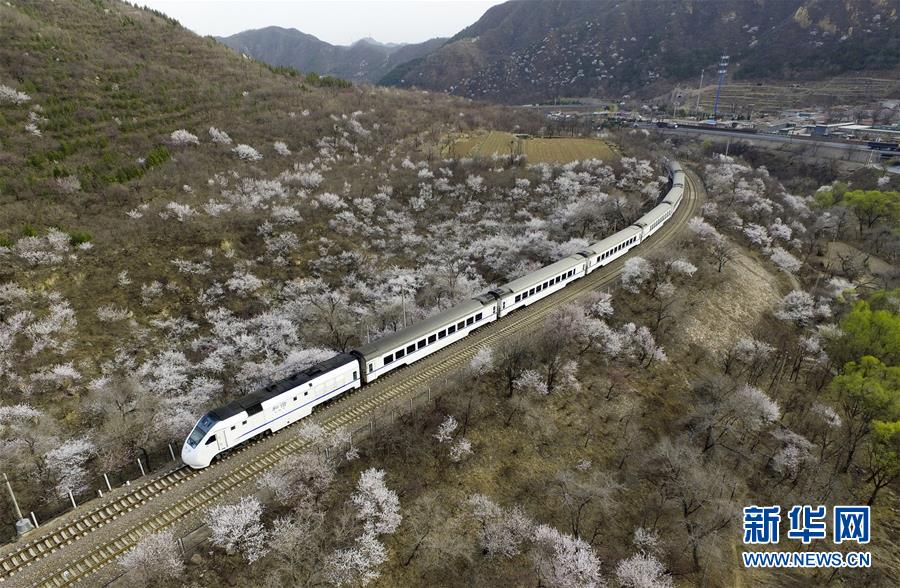 （壯麗70年&middot;奮斗新時(shí)代&mdash;&mdash;共和國(guó)發(fā)展成就巡禮）（12）人暢其行、貨暢其流&mdash;&mdash;共和國(guó)交通運(yùn)輸業(yè)發(fā)展成就巡禮