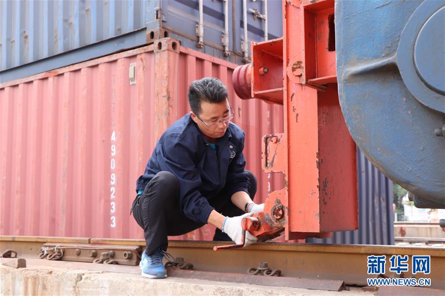 (圖文互動(dòng))(2)鐵路貨場三十余載 見證外貿(mào)發(fā)展變化